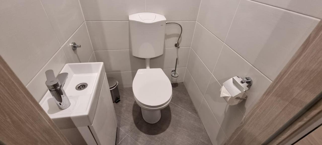 Hos-Cegledi Vendeghaz Miskolc -Oenallo Otthon, Mely Csak Az Oenoeke Екстериор снимка