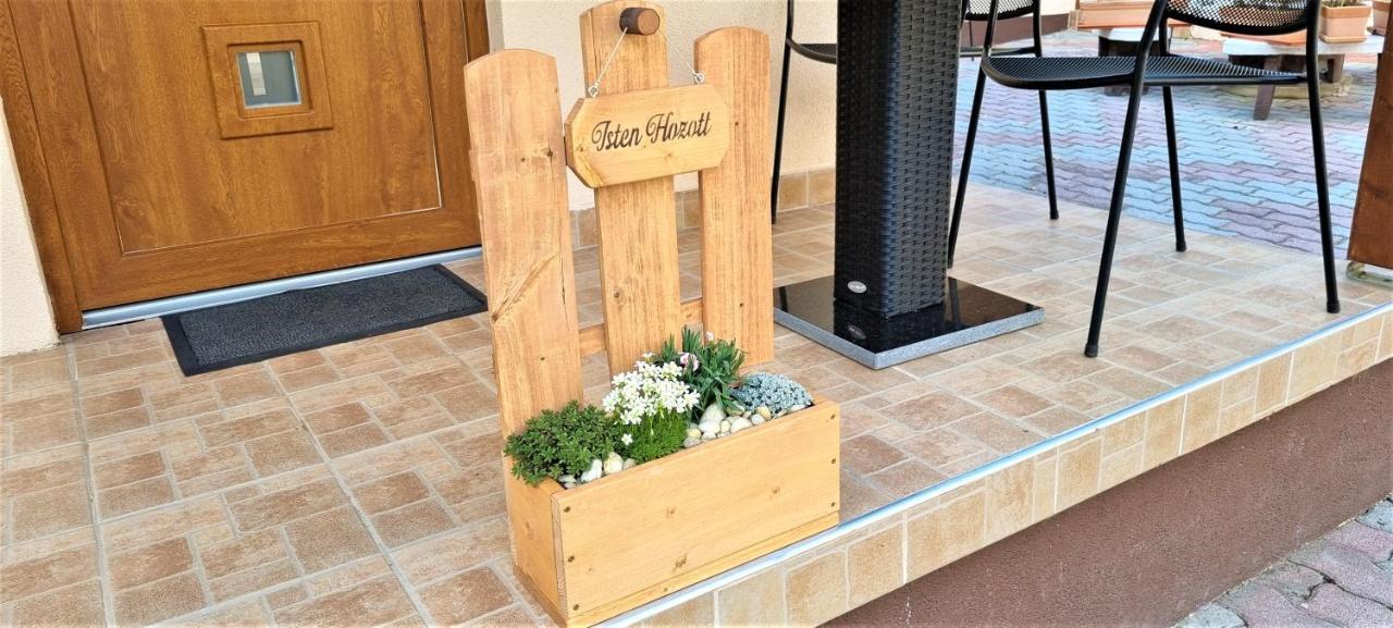 Hos-Cegledi Vendeghaz Miskolc -Oenallo Otthon, Mely Csak Az Oenoeke Екстериор снимка